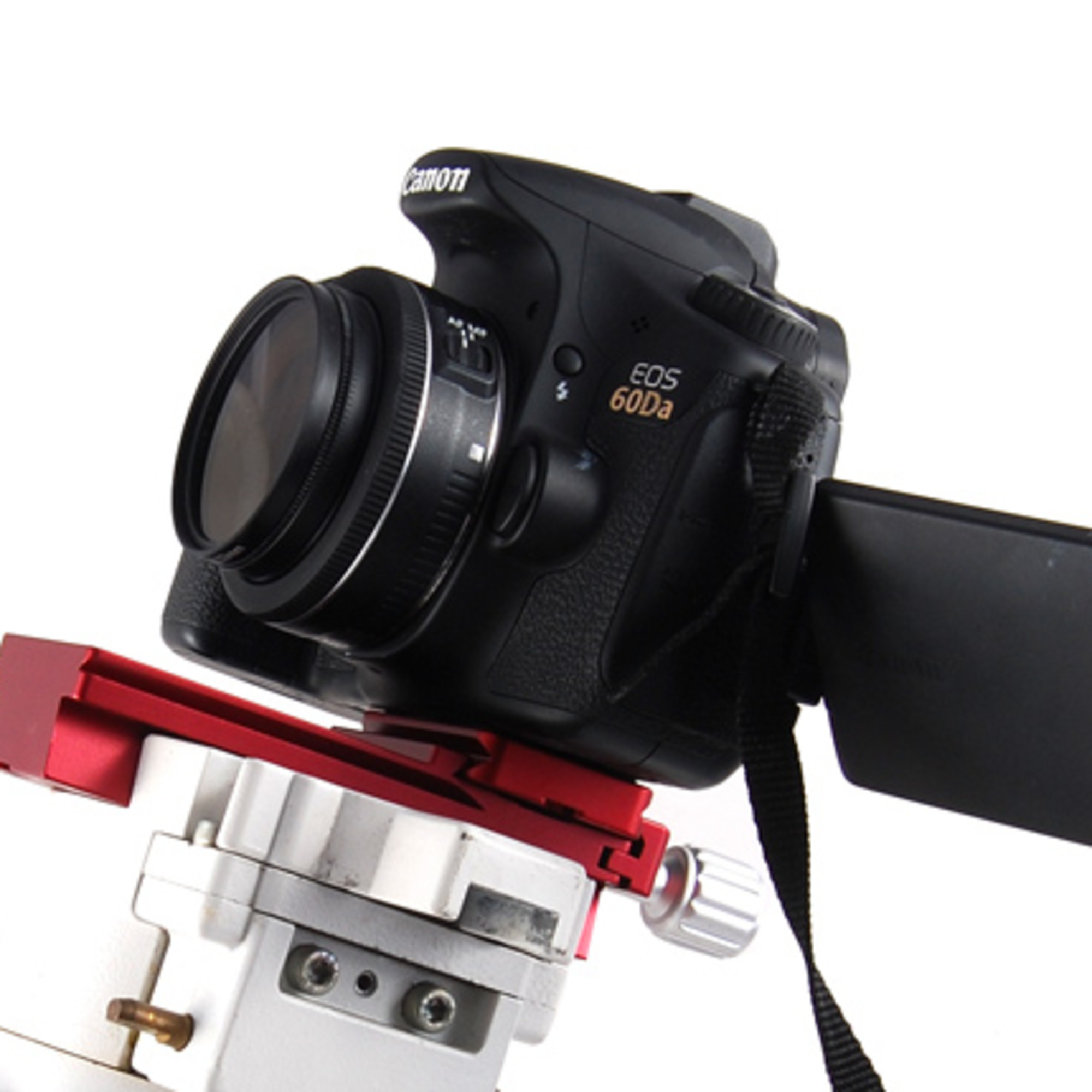 Eine schwarze Canon EOS 60Da Kamera ist auf einem roten und weißen Stativ montiert.