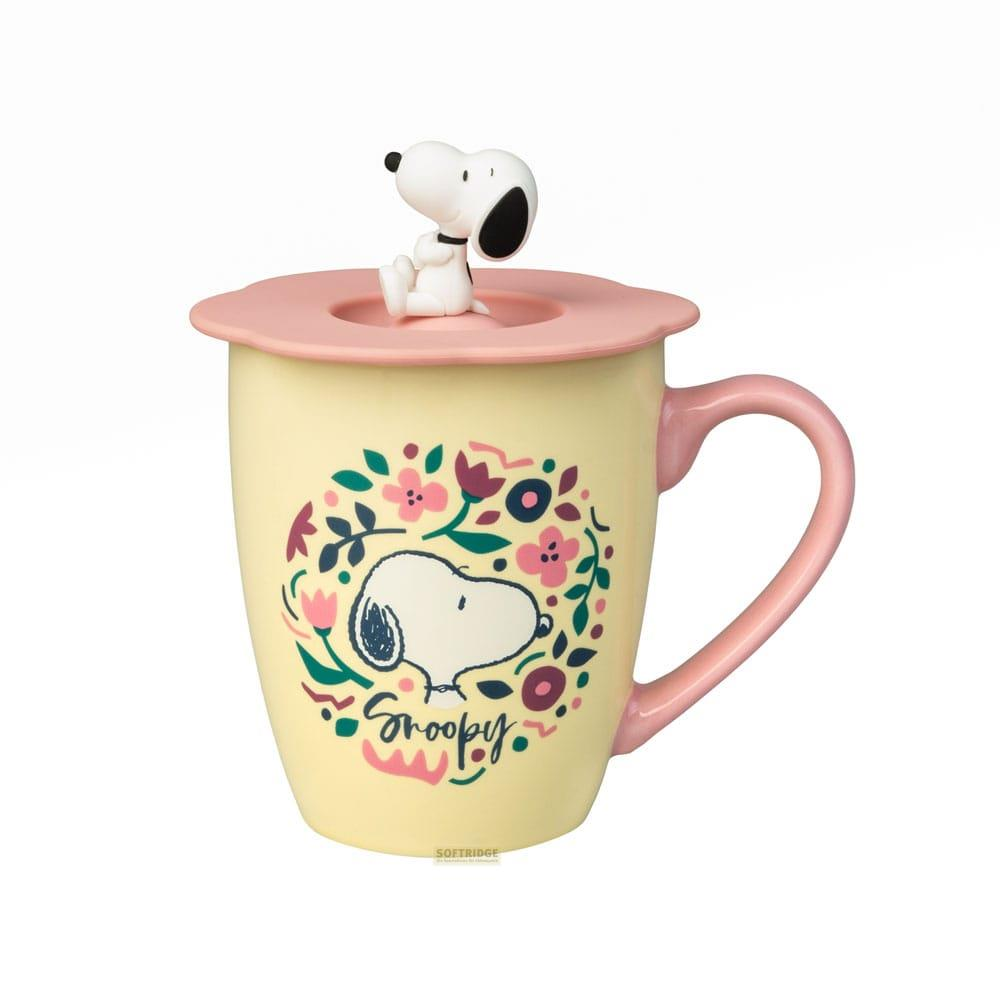 Gelbe Snoopy-Tasse mit rosa Deckel und Blumenmuster. Snoopy-Figur oben.