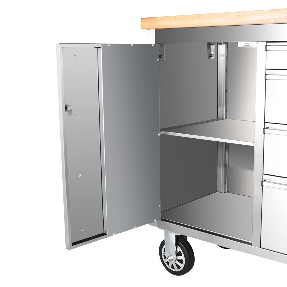 Edelstahlwagen mit offenen Türen und Schubladen, Holzarbeitsplatte.