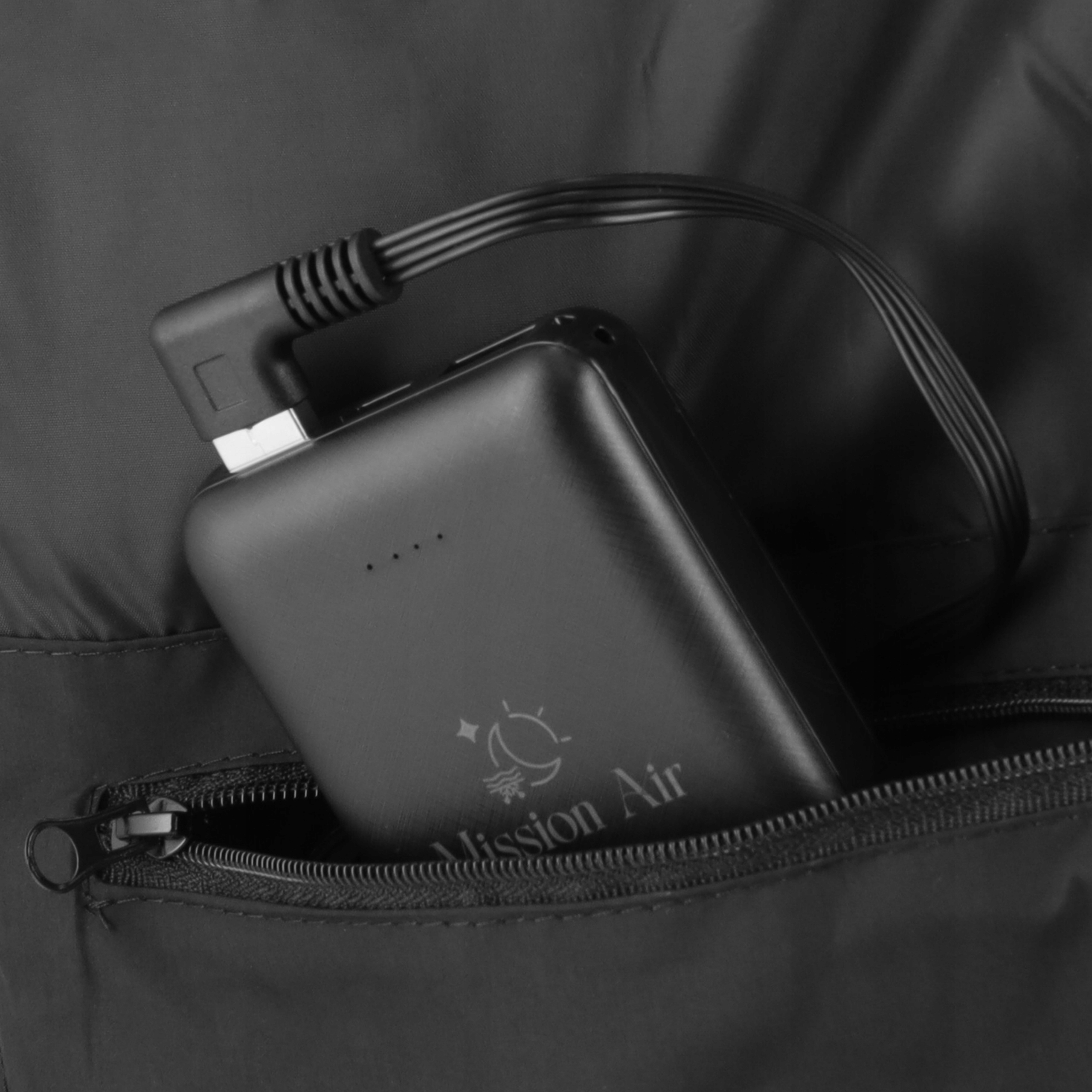 Czarna powerbank w kieszeni z kablem.