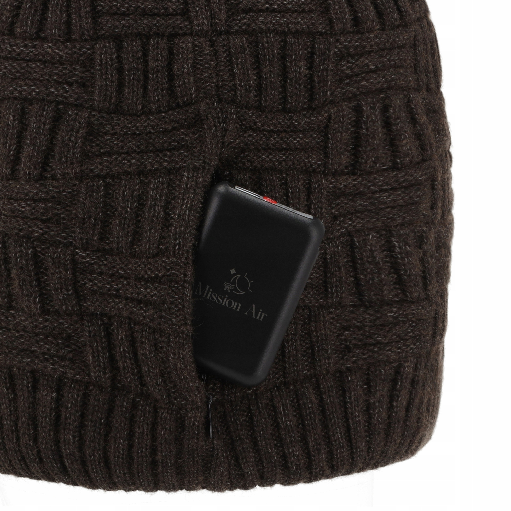 Brązowa czapka z dzianiny z małą czarną kieszenią zawierającą czarne urządzenie.