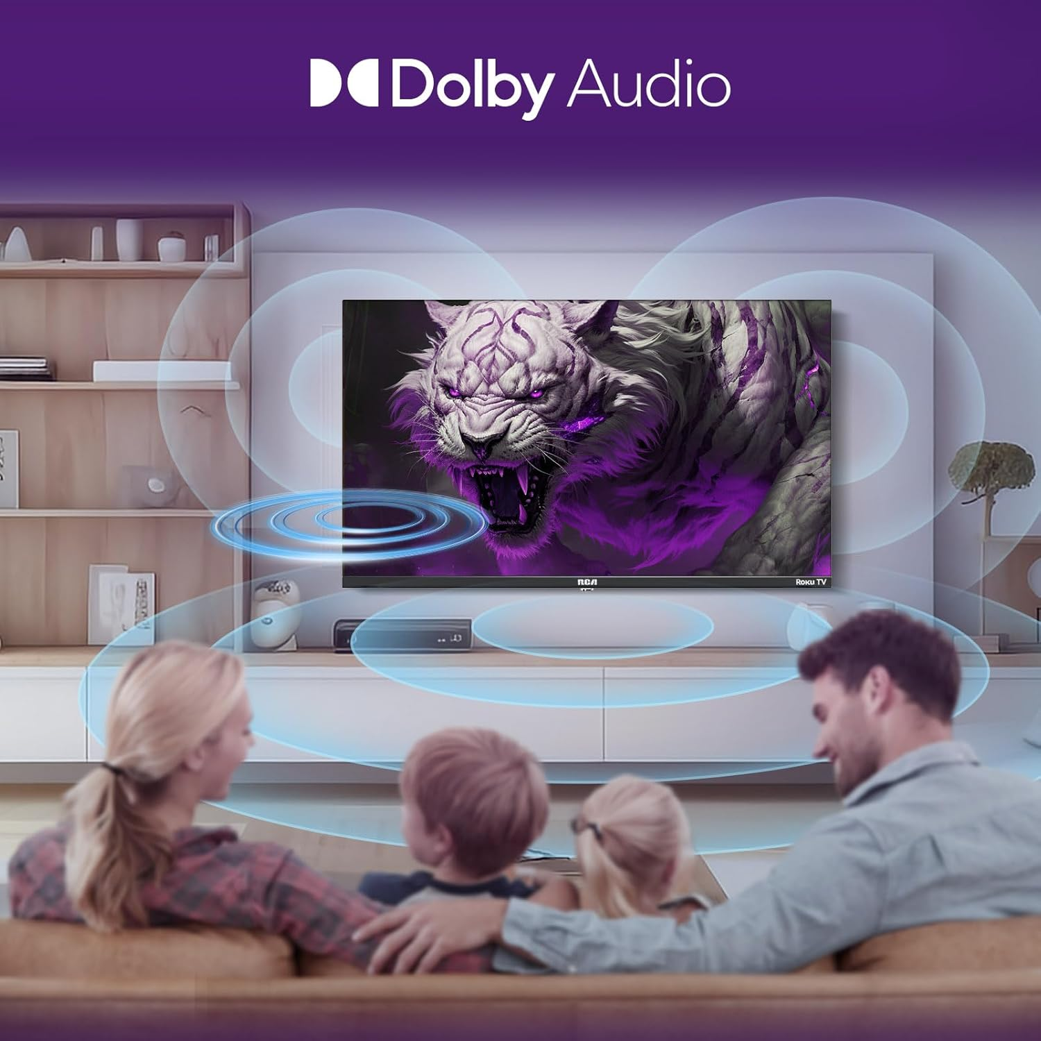 Familie schaut auf einen Fernseher mit einem Tigerbild, Dolby Audio.