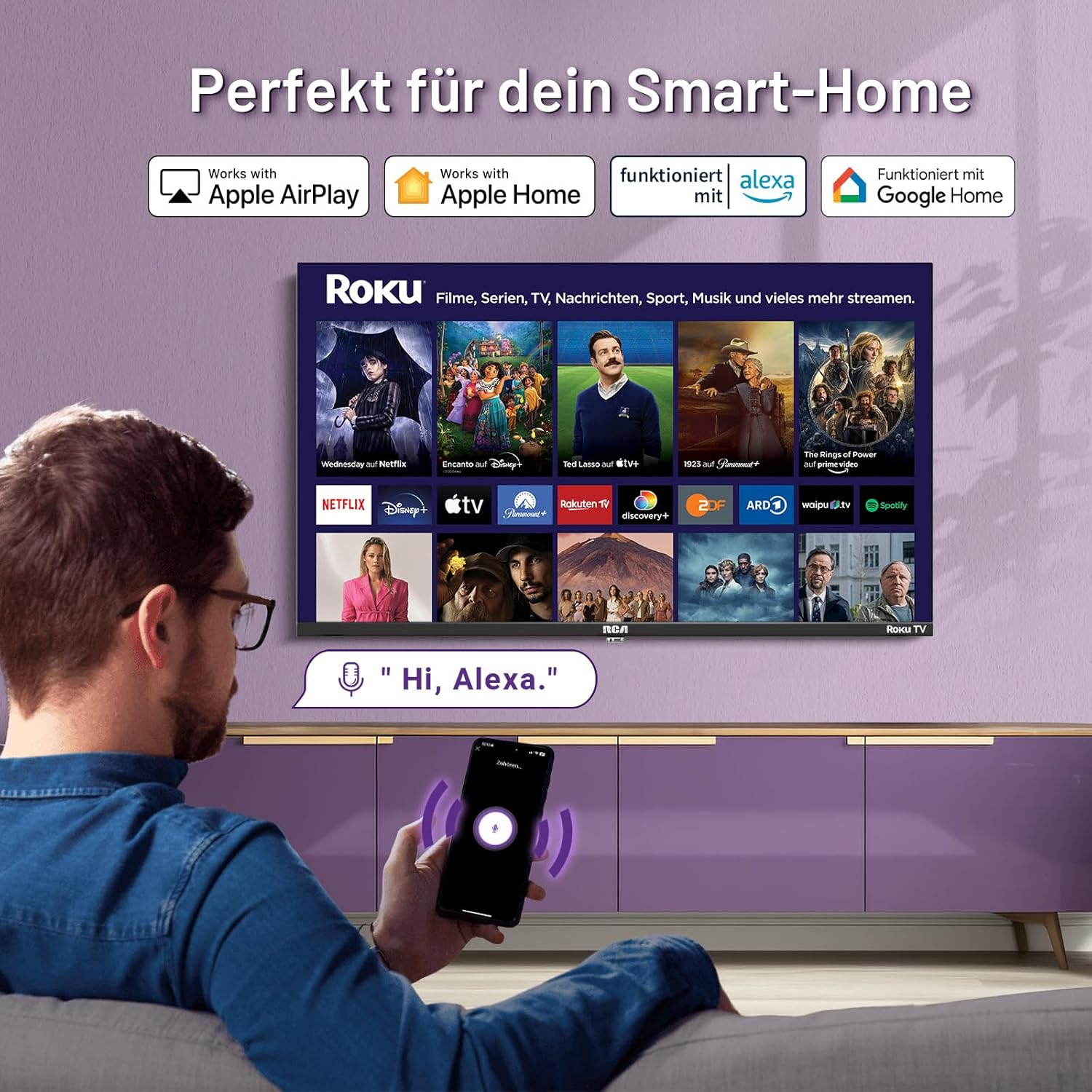 Mann bedient Roku TV mit Smartphone. Smart-Home-Funktionen von Apple, Alexa, Google.