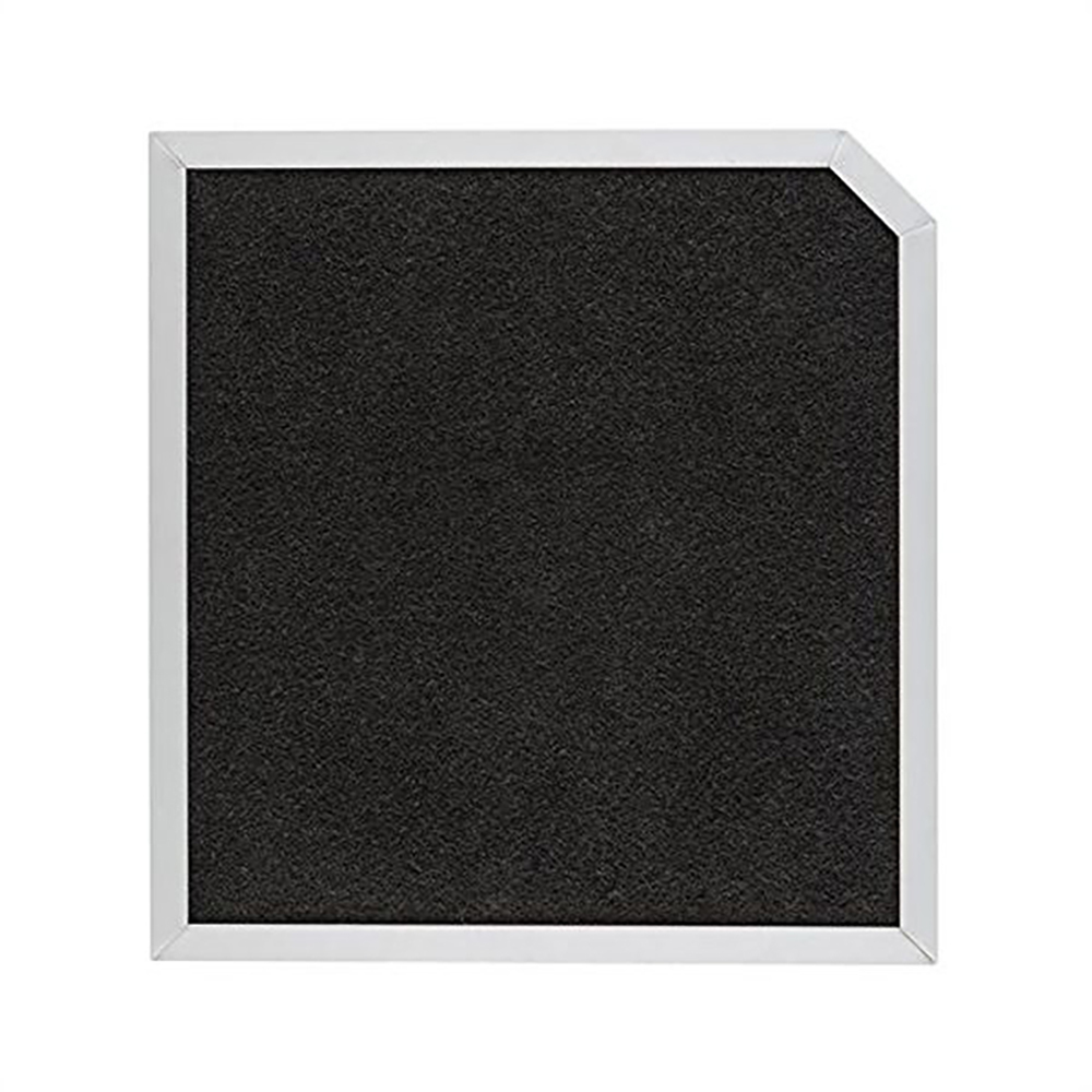 Ein schwarzer rechteckiger Filter mit silbernem Rahmen, auf weißem Hintergrund.