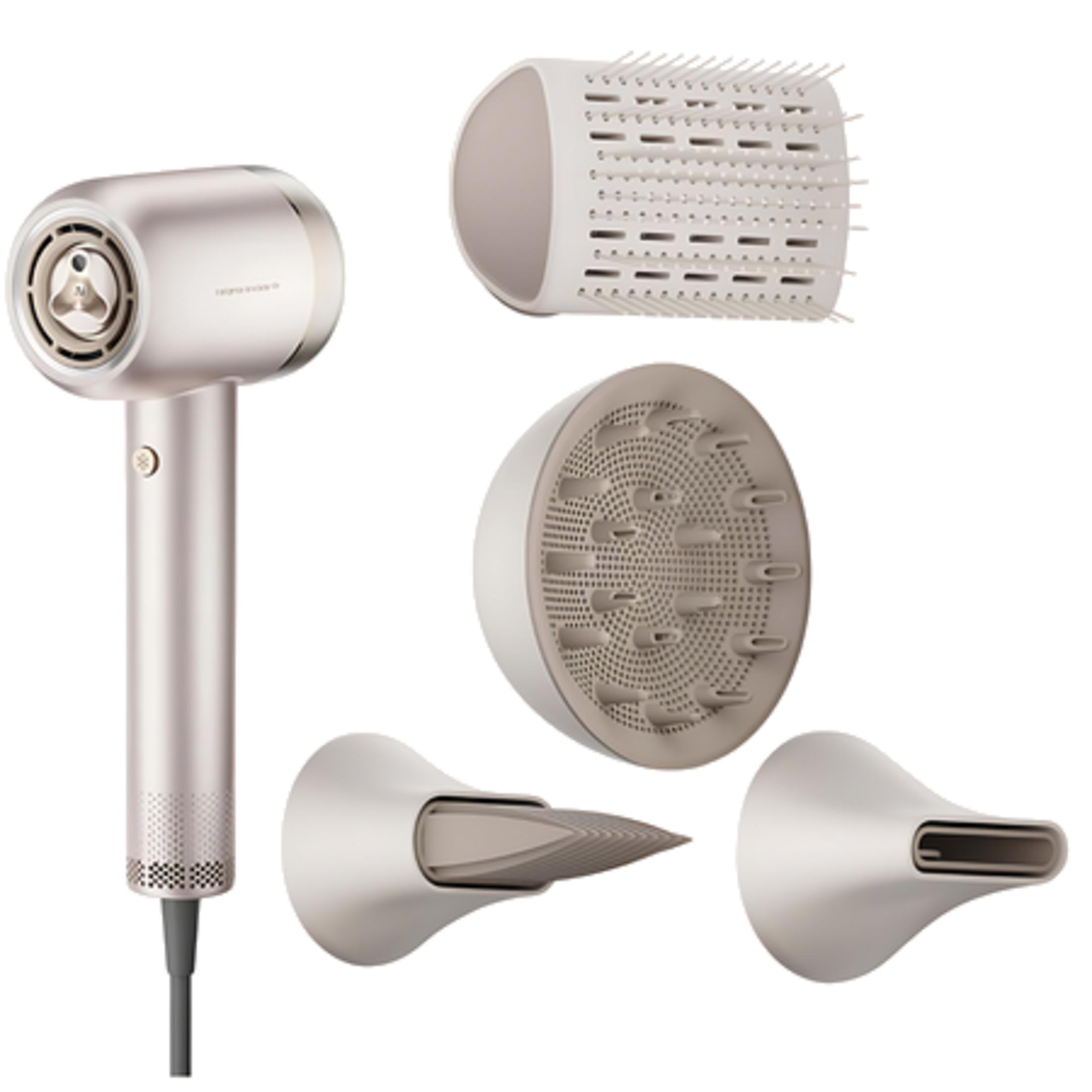 Asciugacapelli argentato con diversi accessori: diffusore, ugello styling e pettine.
