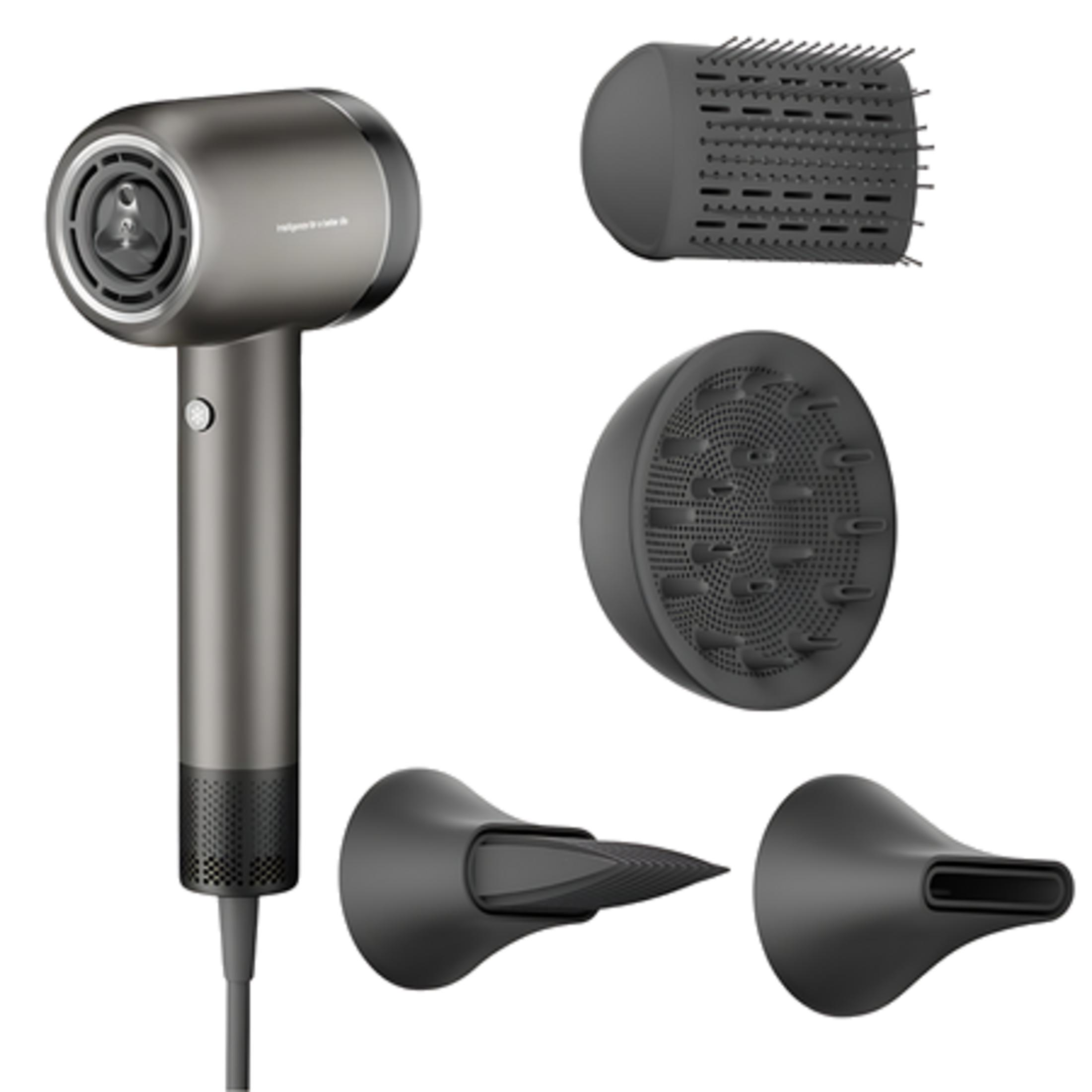 Un asciugacapelli grigio con quattro accessori: diffusore, pettine, ugello e piastra.