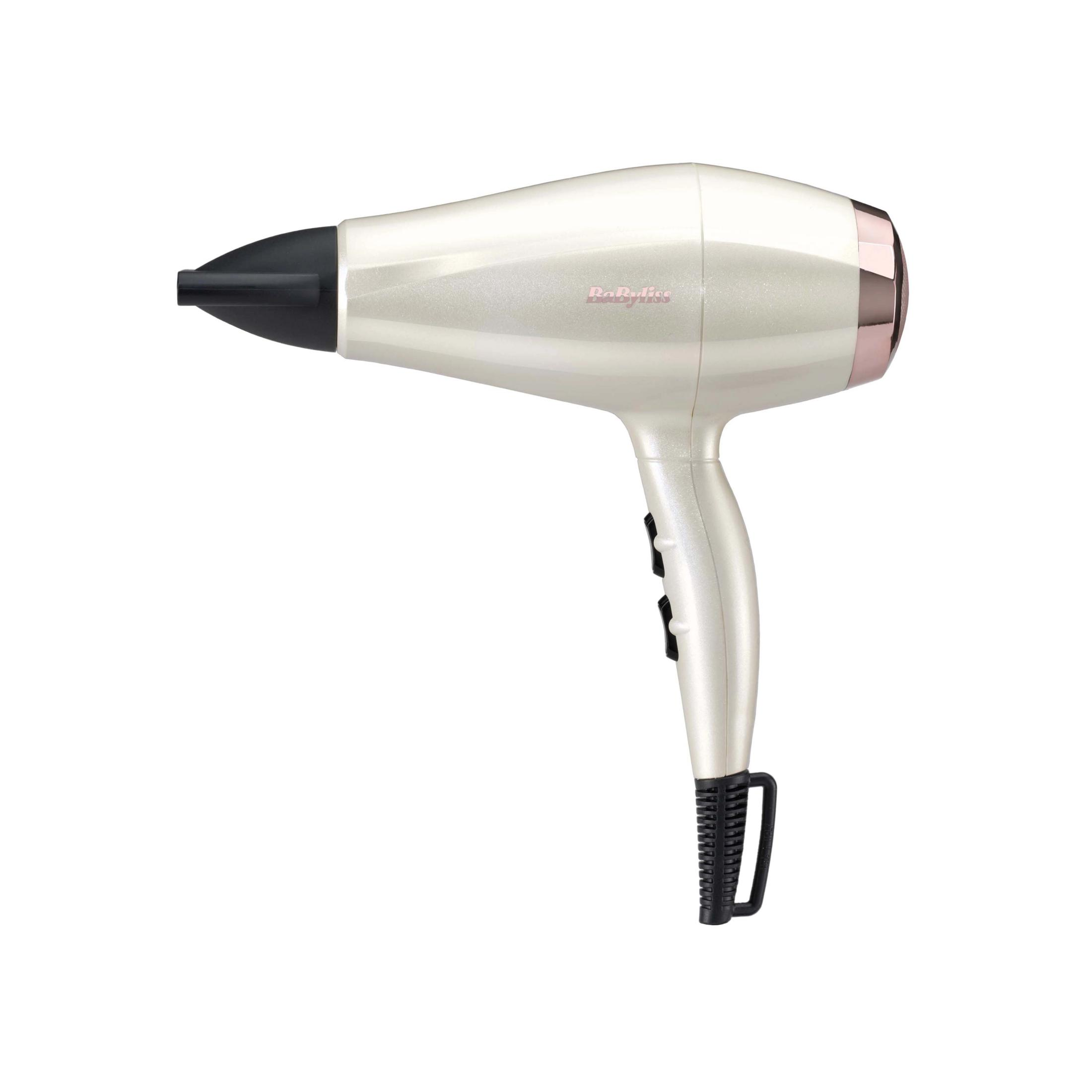 Un asciugacapelli bianco perla con ugello nero e accenti oro rosa.