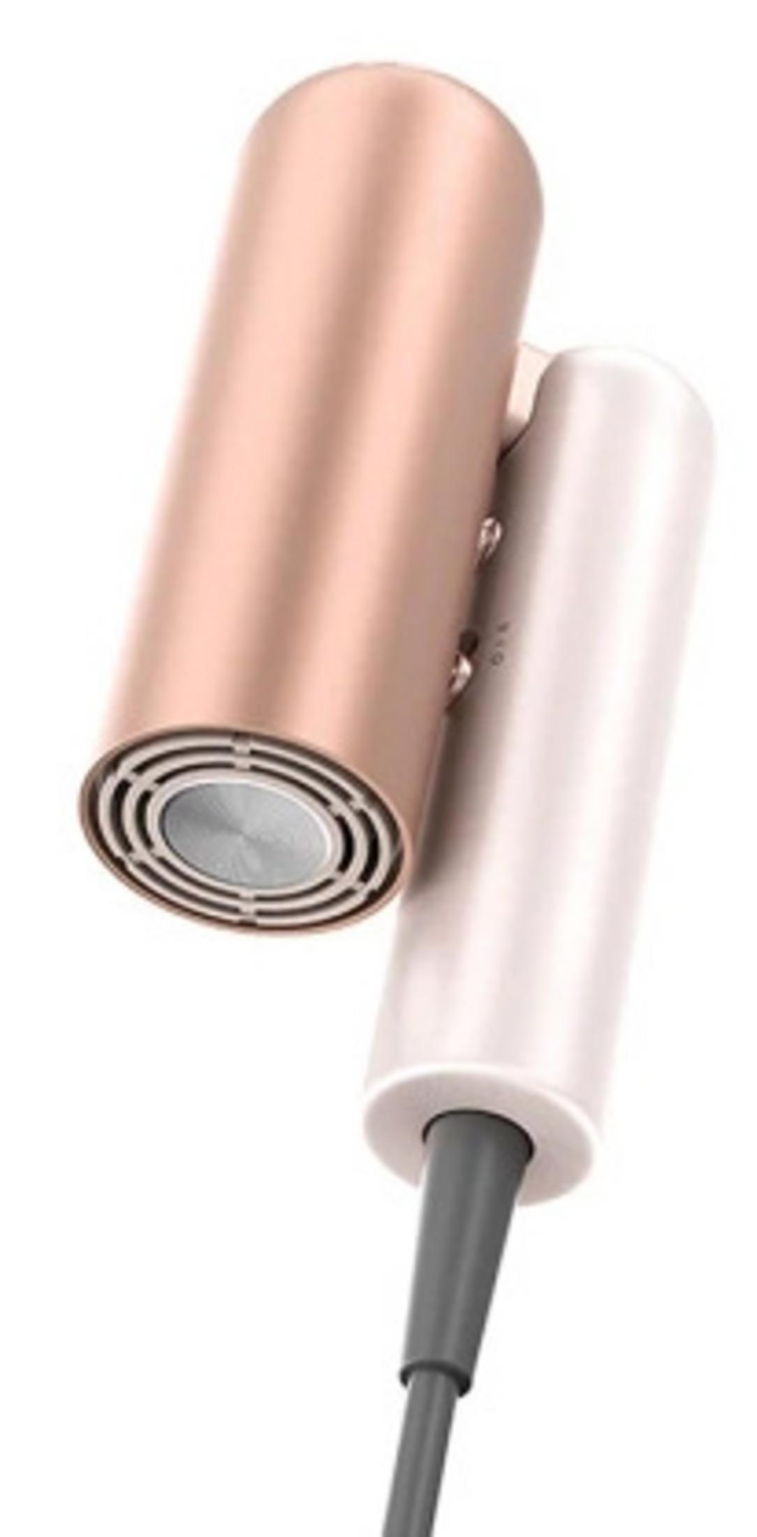 Un asciugacapelli compatto oro rosa e bianco con cavo grigio.