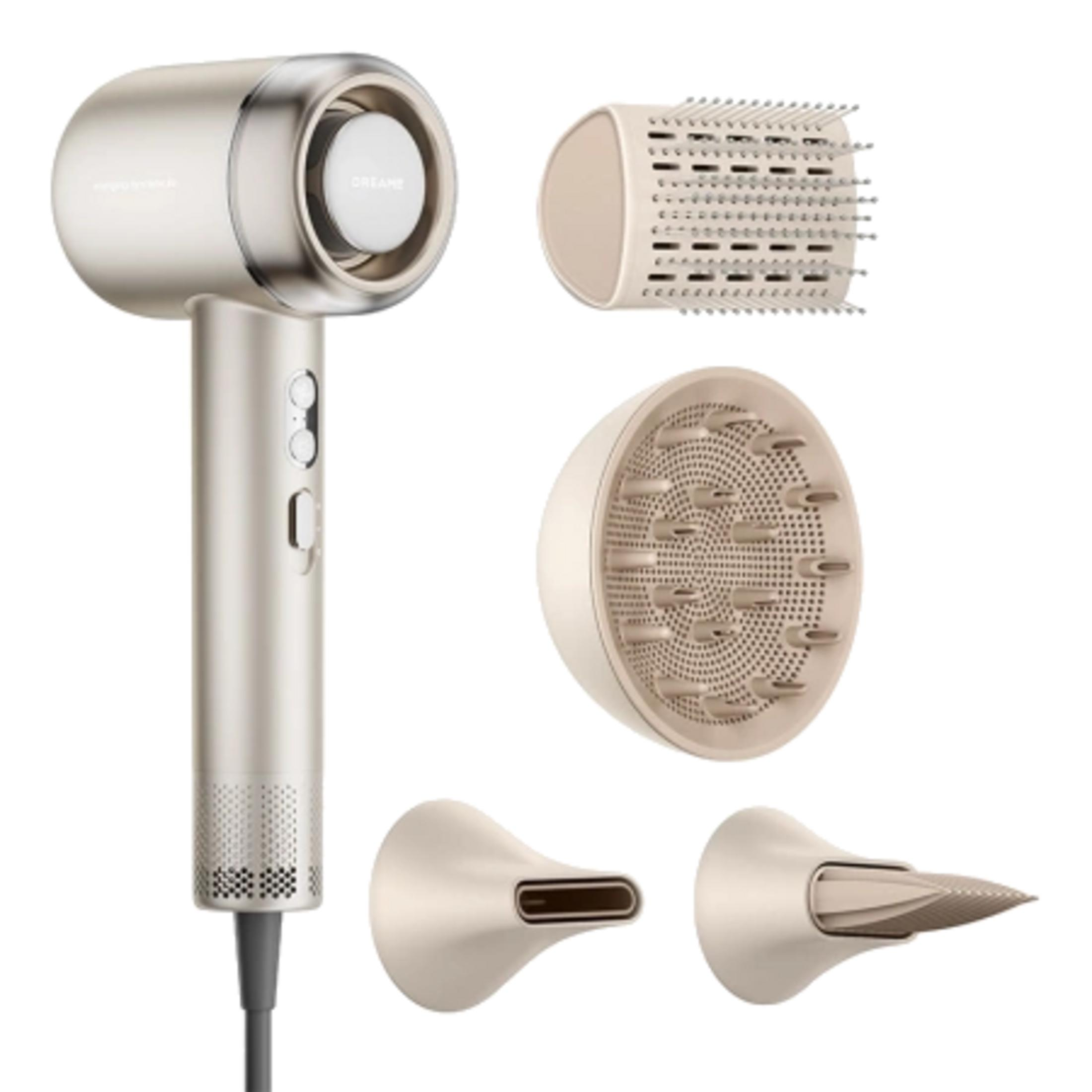 Un asciugacapelli dorato con accessori: diffusore, ugello styling, pettine.