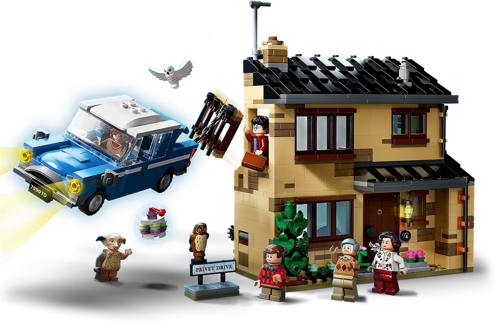 Ein blaues Lego-Auto fliegt auf ein beige Haus mit Lego-Figuren und einer Eule zu.