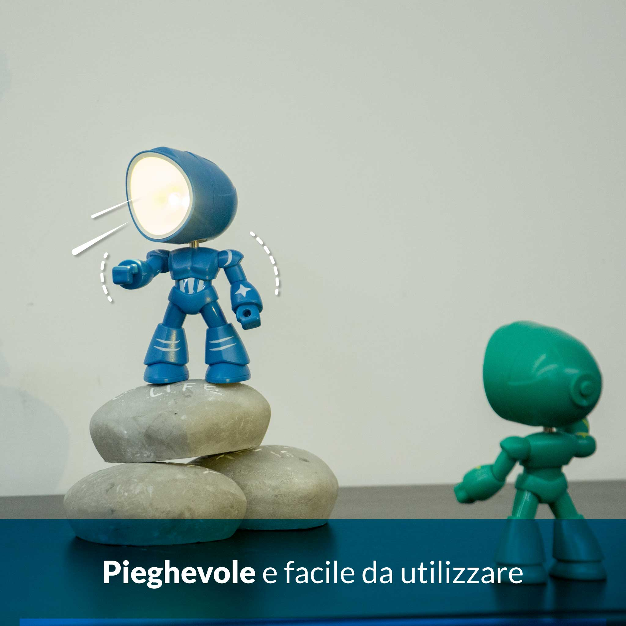 Un robot blu con luce sta su pietre. Un robot verde è vicino.