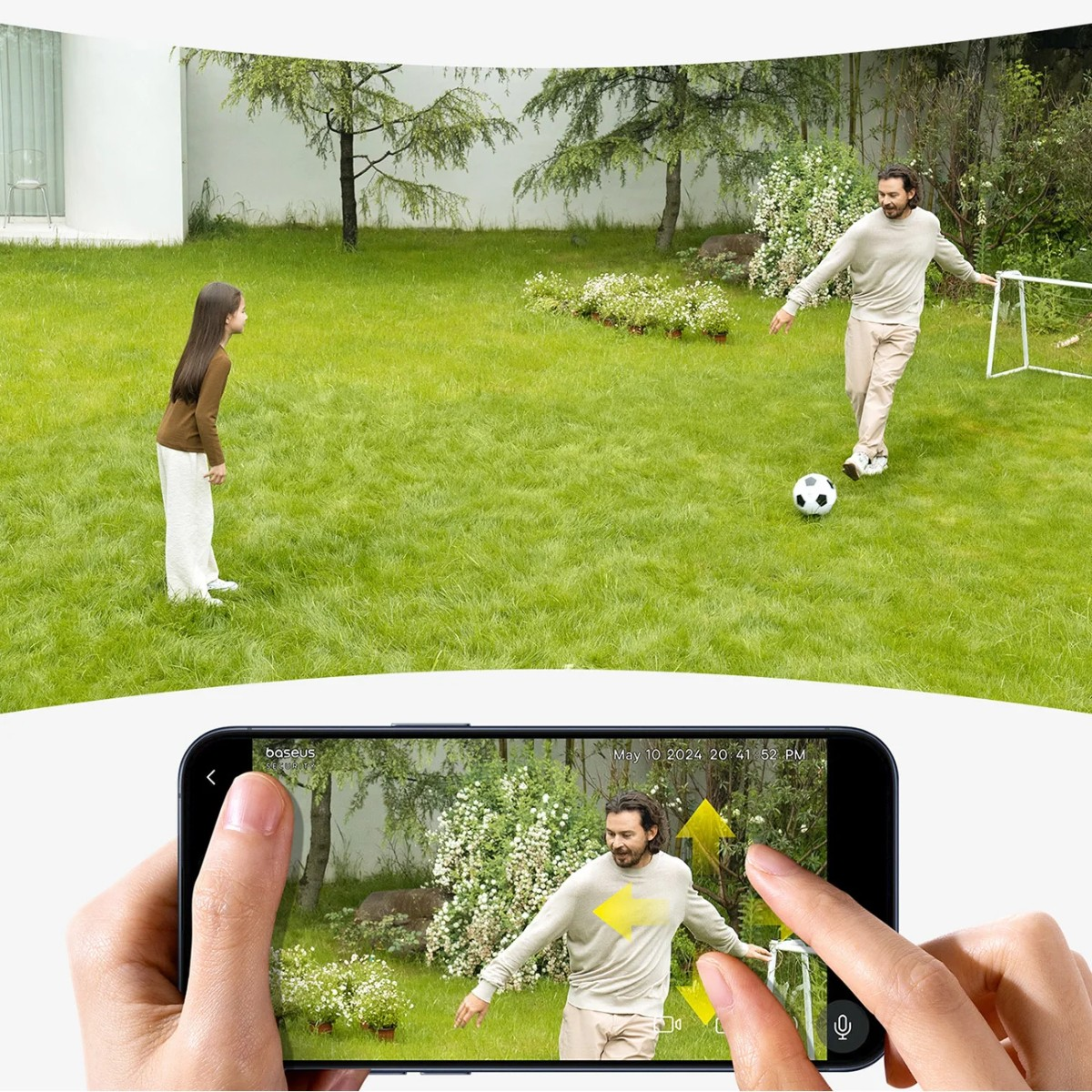 Man speelt voetbal met kind in tuin; telefoon toont bewakingsbeeld.