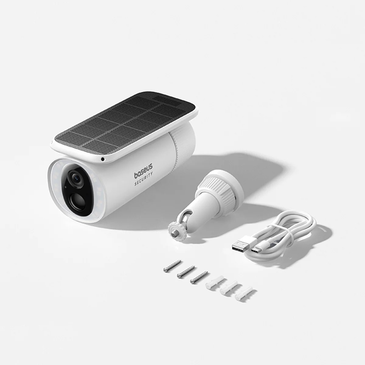 Witte zonne-beveiligingscamera set met accessoires op witte achtergrond.