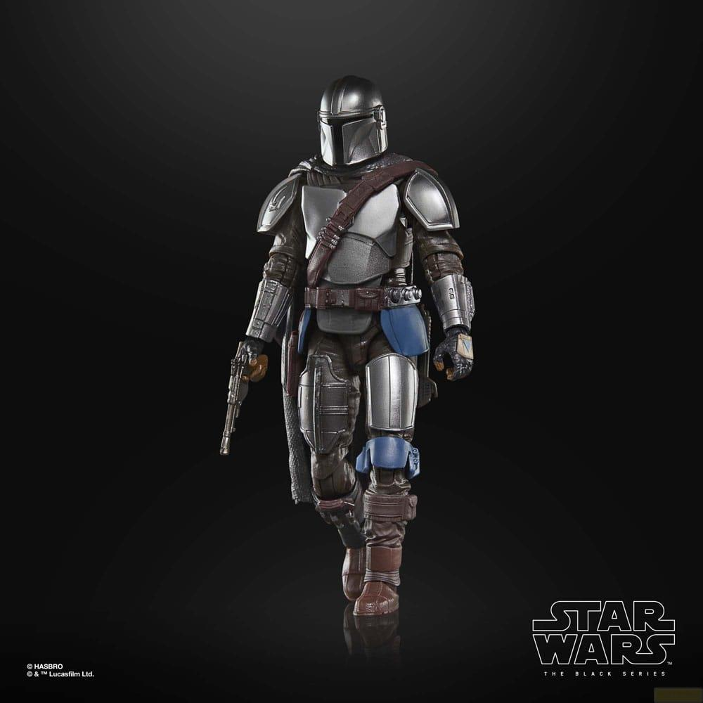 Mandalorianin w srebrnej zbroi z niebieskimi akcentami i blasterem.