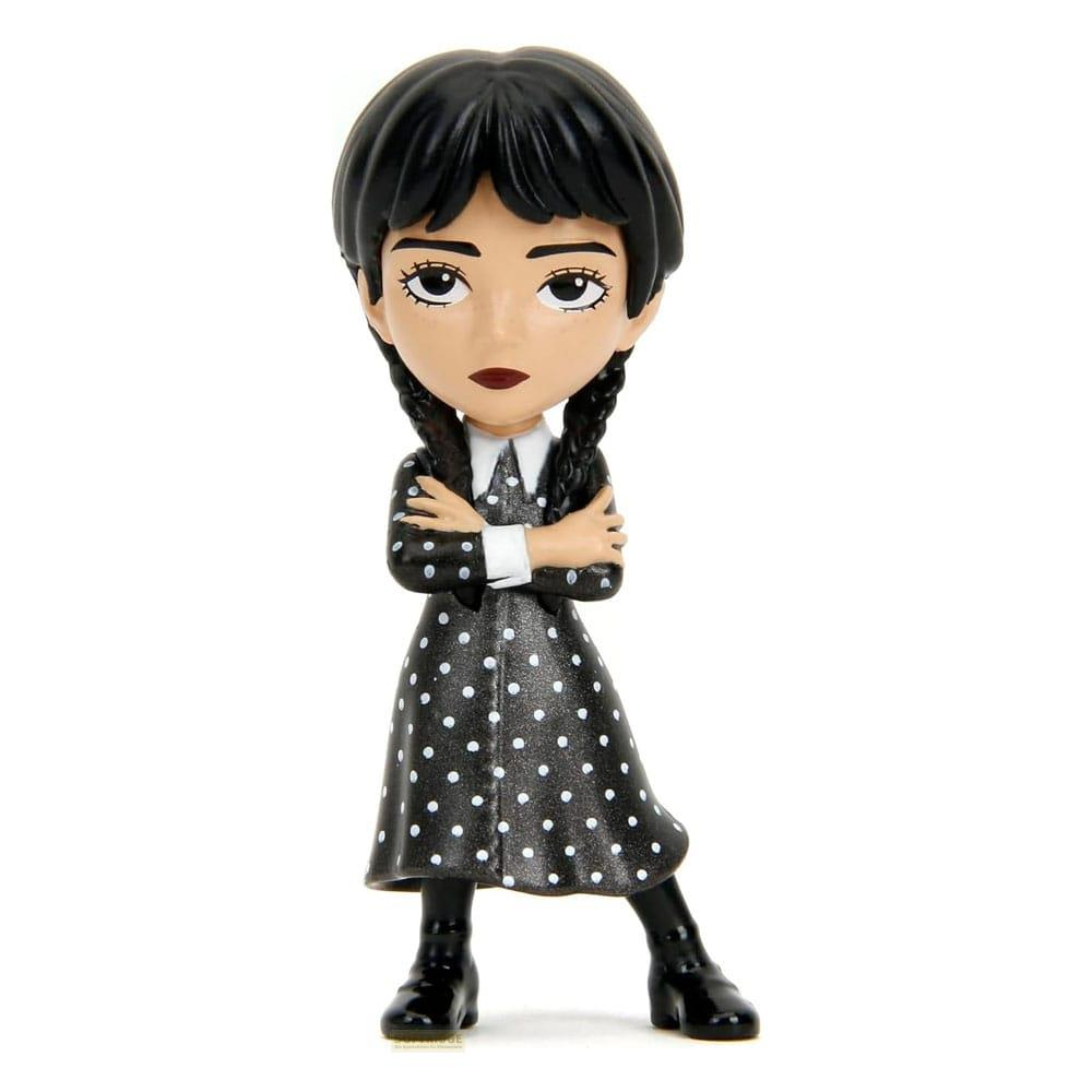 Figurka Wednesday Addams w jej kultowej czarnej sukience w kropki.