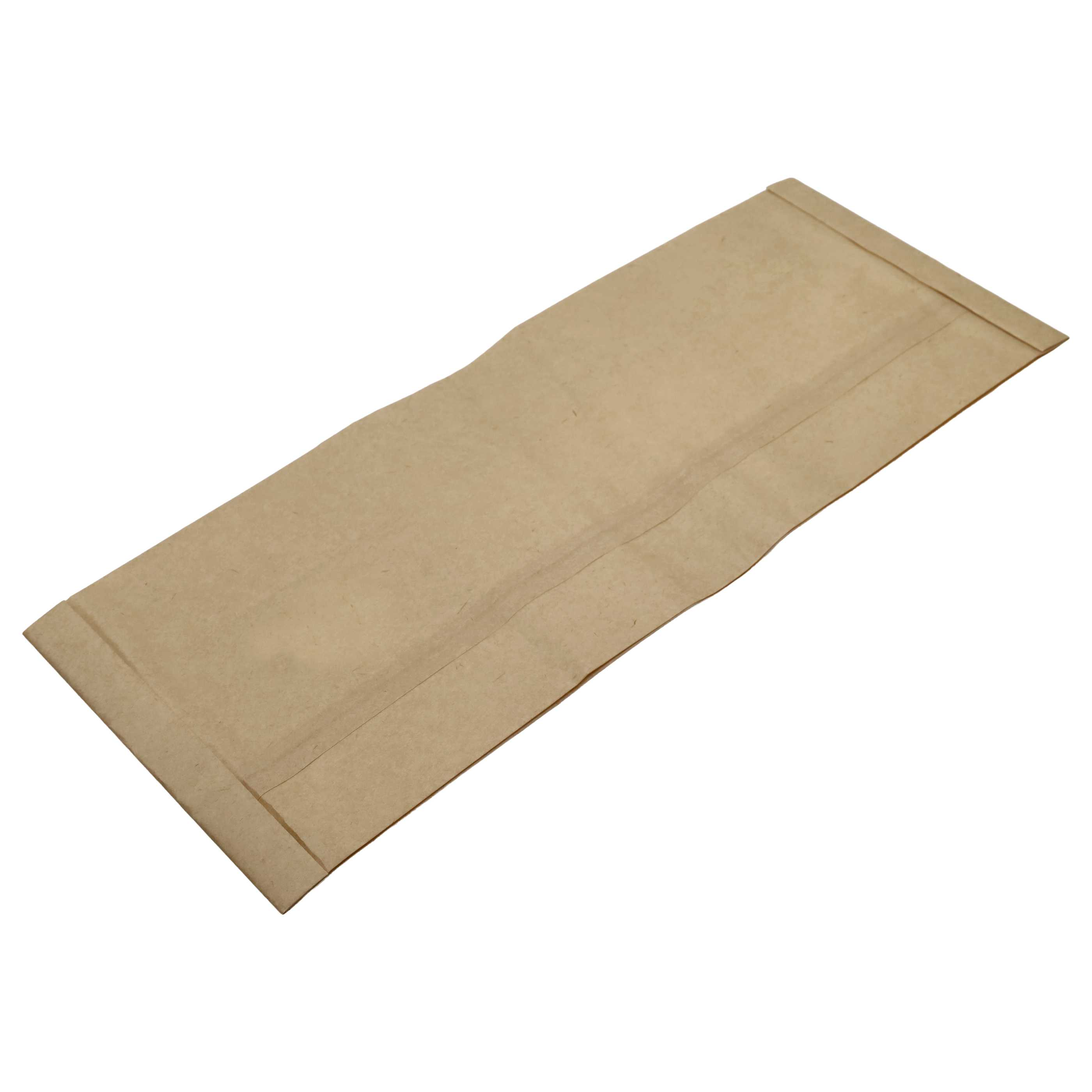 Ein brauner Papierumschlag liegt diagonal auf weißem Hintergrund.