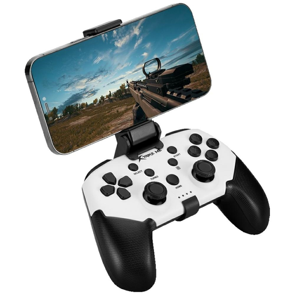 Un mando de juego blanco con agarres negros sostiene un smartphone mostrando una escena de FPS.