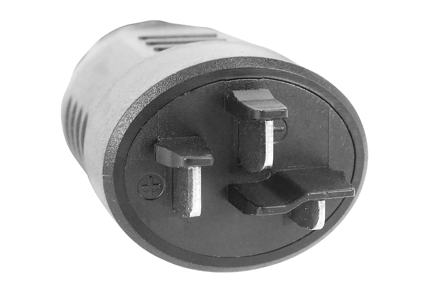 Ein schwarzer dreipoliger Stecker mit silbernen Stiften auf weißem Hintergrund.