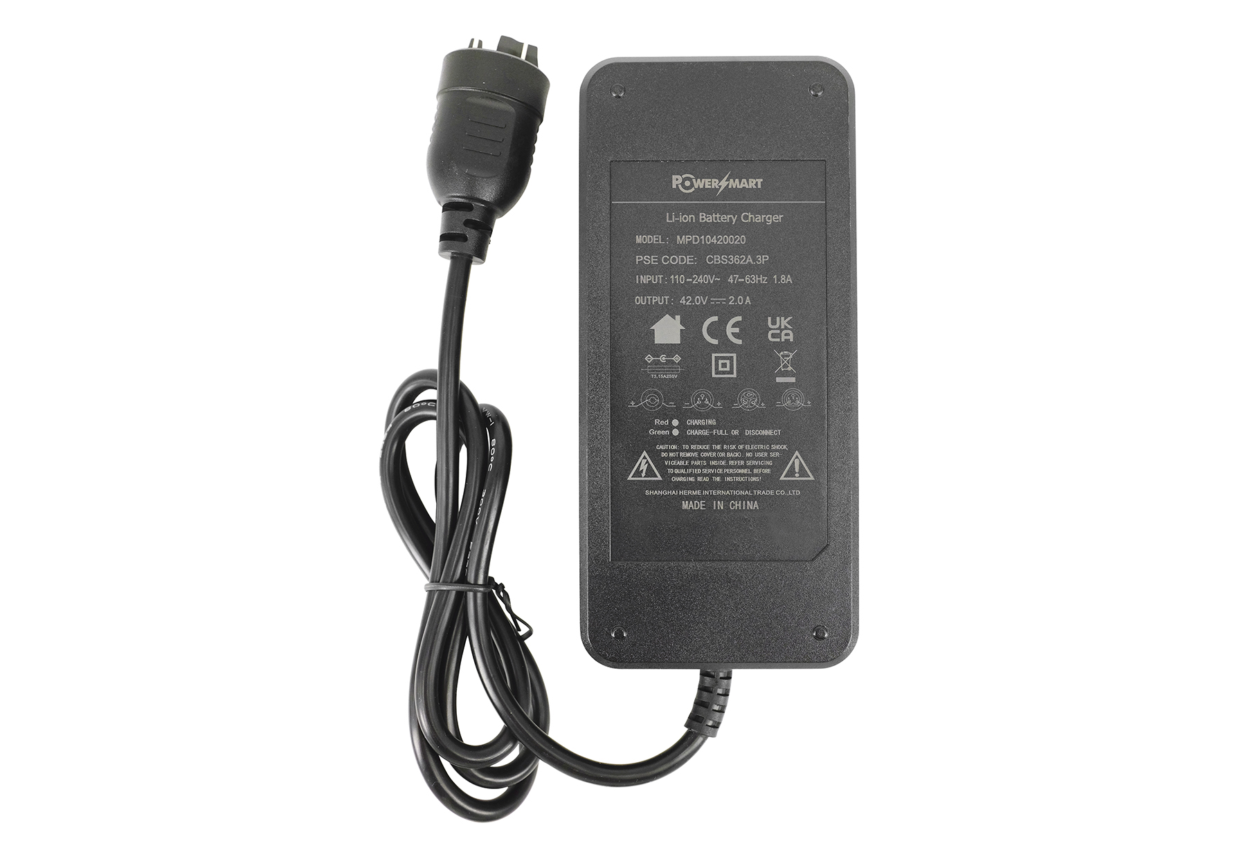 Ein schwarzes Netzteil mit Kabel. Beschriftung mit Infos zu Marke, Modell und Spezifikationen.