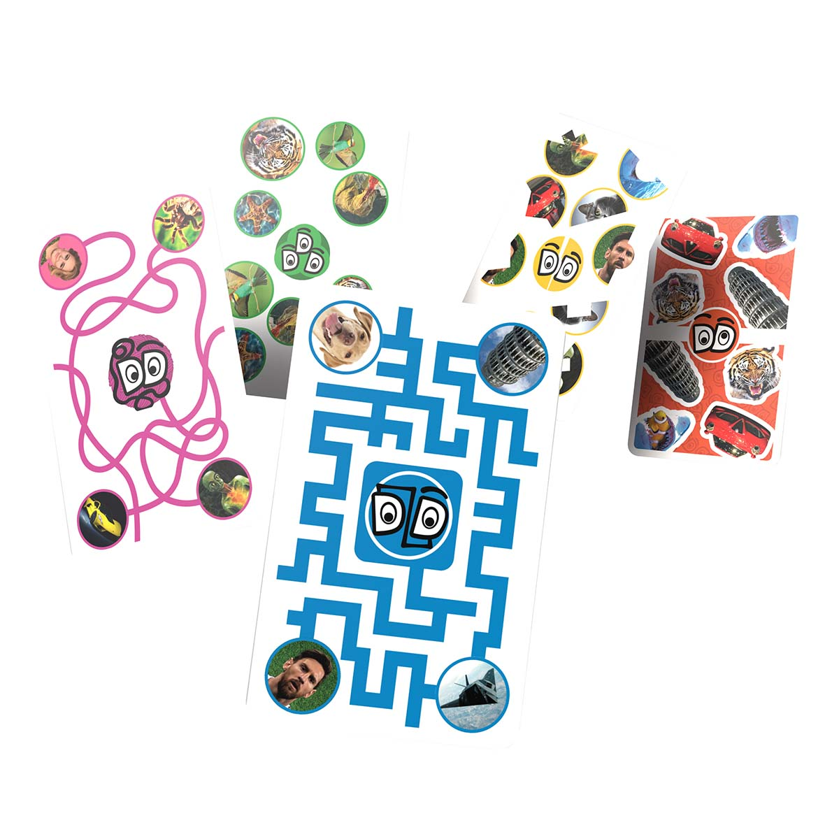 Diverse carte da gioco con labirinti e adesivi di animali, auto e persone.