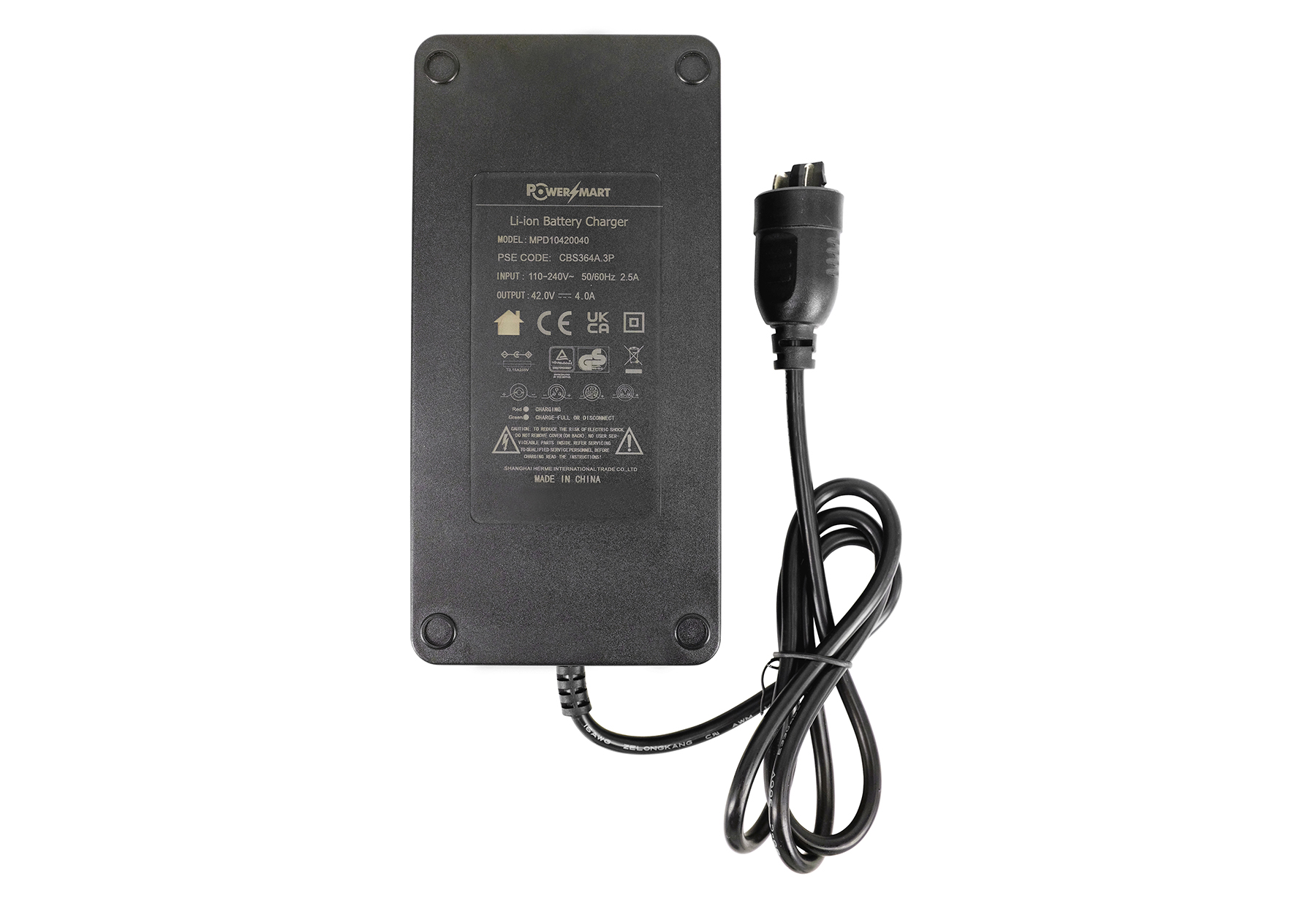 Schwarzes Ladegerät mit Kabel und Stecker, Modell MPD10420040.