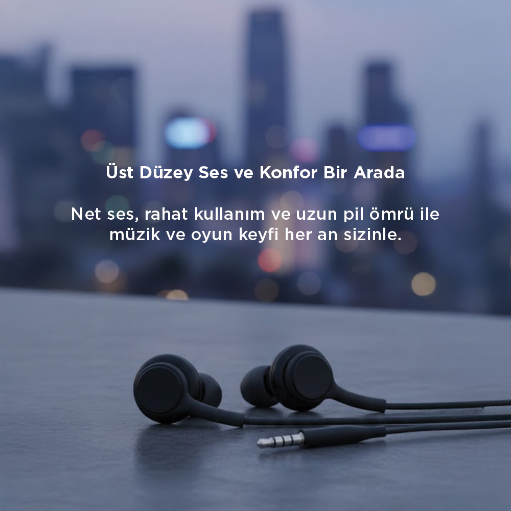 Siyah kulaklıklar, arkada bulanık bir gece şehir manzarasıyla masanın üzerinde.