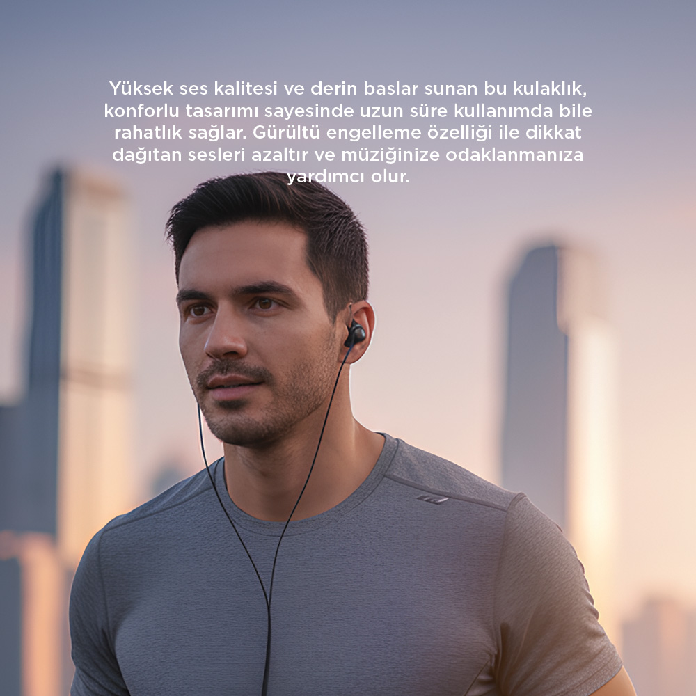 Kulaklıklı erkek dışarıda, arka planda şehir binaları.
