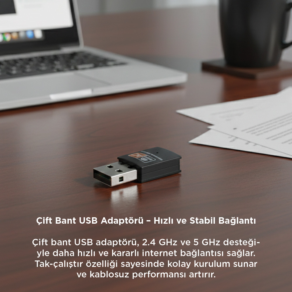 Siyah çift bant USB adaptörü, ahşap masa üzerinde dizüstü bilgisayar ve kağıtların yanında.
