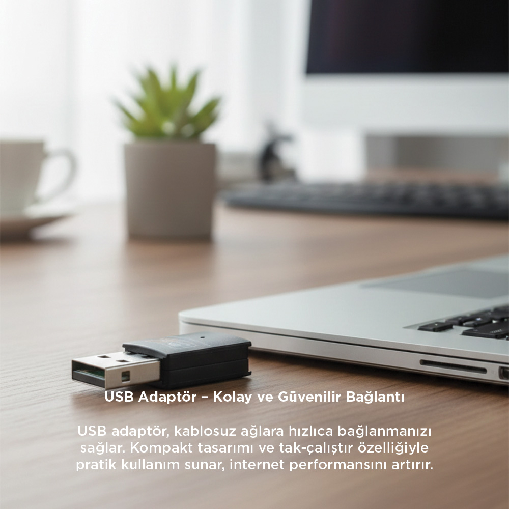 Bir USB adaptör, bir dizüstü bilgisayarın yanında masada duruyor.