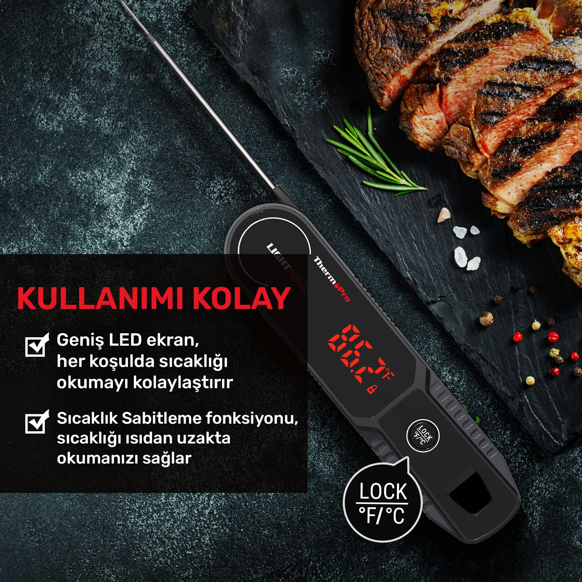 Kırmızı ekranlı dijital et termometresi, ızgara bifteğin yanında.