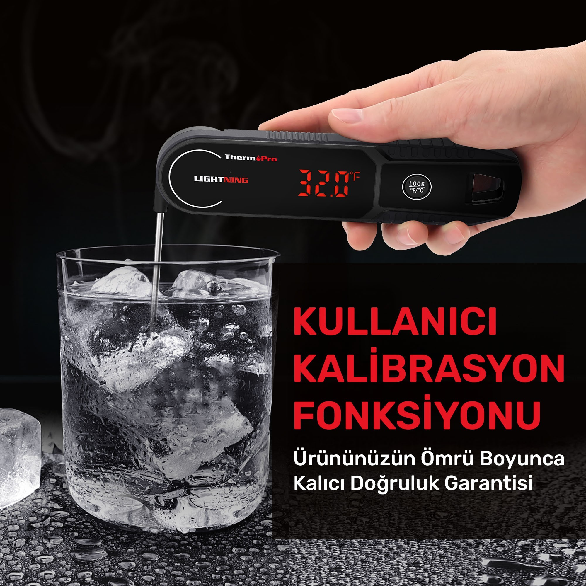 Bir termometre buzlu suyun sıcaklığını ölçer. Bir başparmak cihazı tutar.
