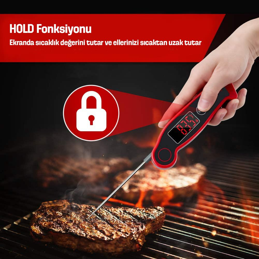 Un termometro per carne misura una bistecca su una griglia. Un'icona a lucchetto indica la funzione HOLD.