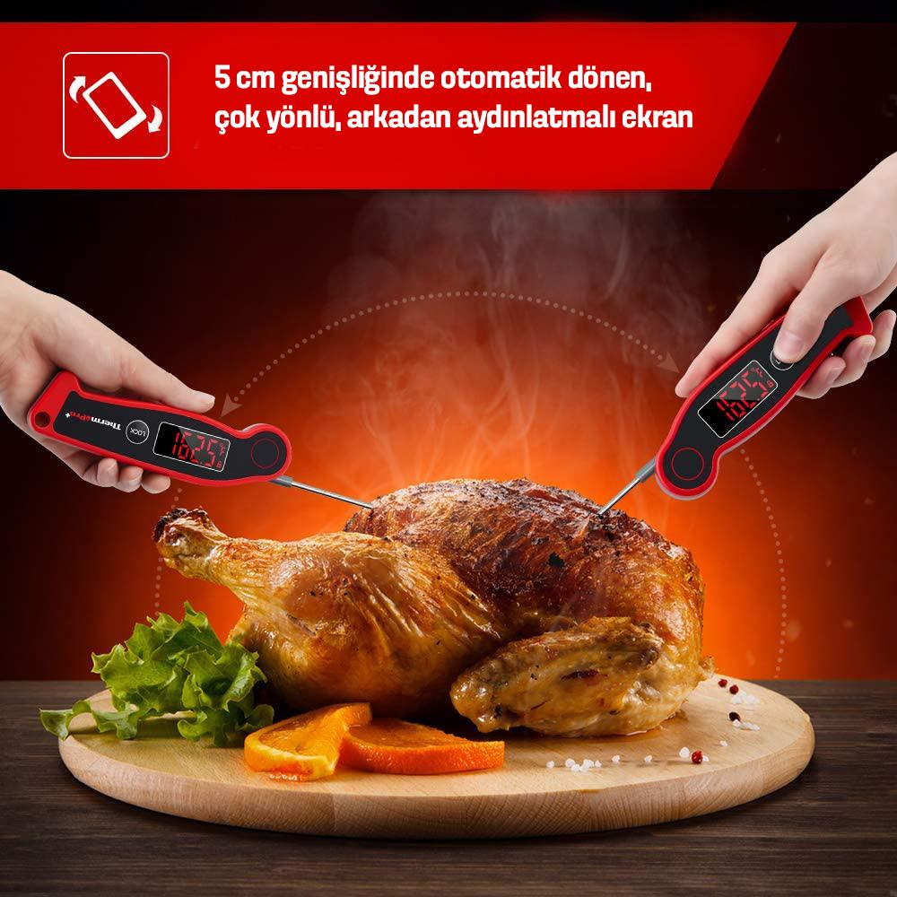 Un pollo arrosto viene misurato con un termometro digitale su un tagliere di legno.