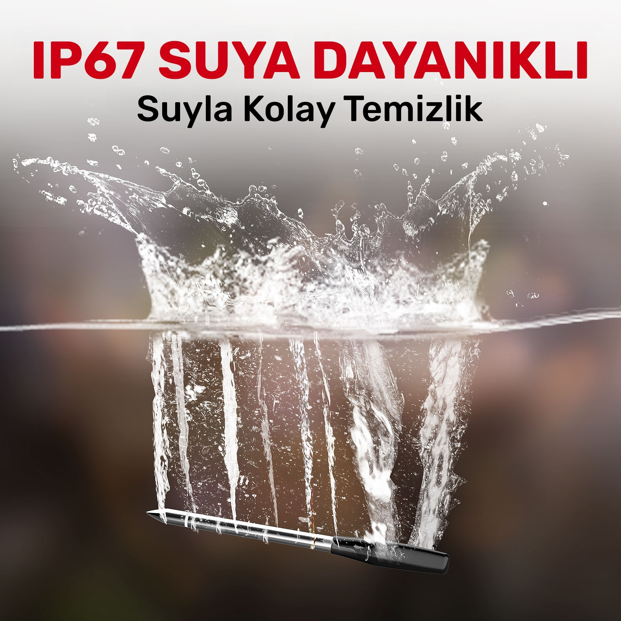 Gümüş uçlu siyah bir nesne suya dalar, sıçratır.