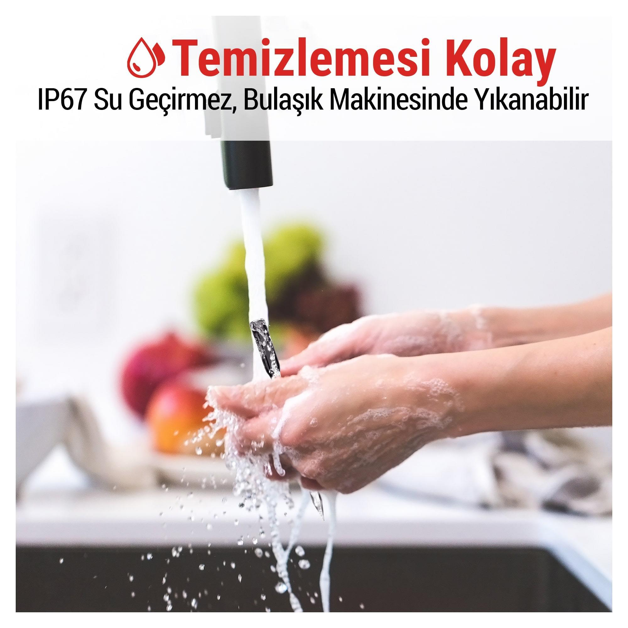 Eller sabunla akan su altında yıkanıyor.