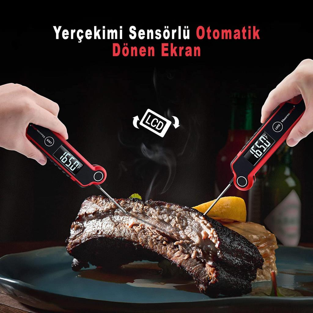 İki dijital et termometresi, pişmiş bir ete batırılmış 165,0°F gösteriyor.