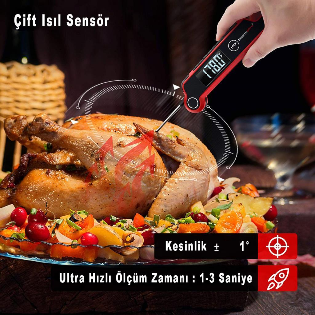 Dijital bir termometre kızarmış tavuğun sıcaklığını ölçüyor.