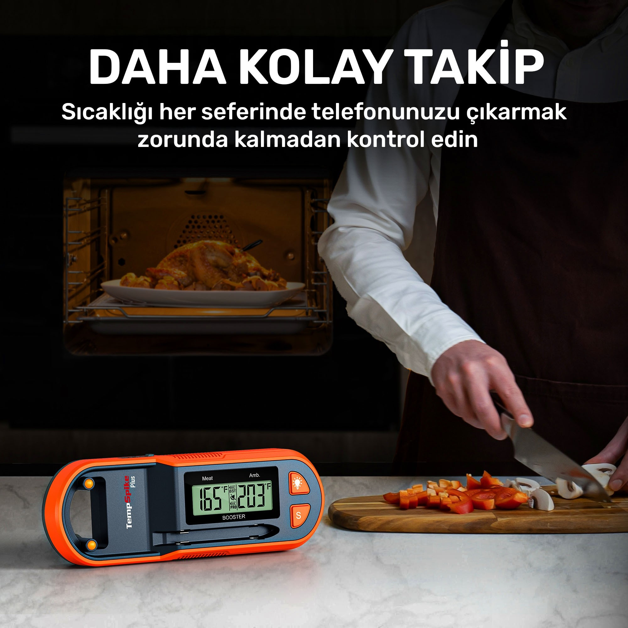 Fırında kızartma, et termometresi ve sebze doğrayan bir aşçı.