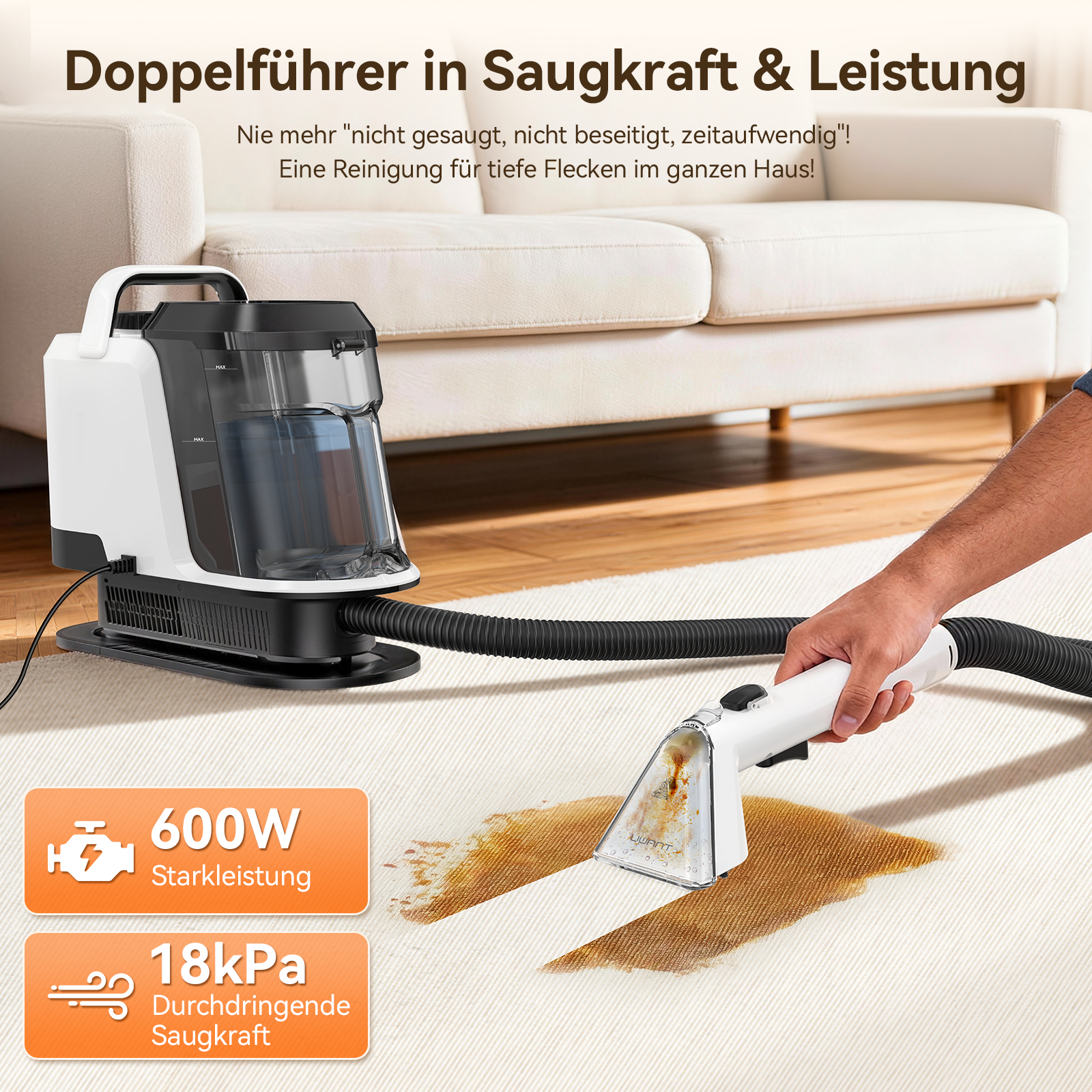 Un nettoyeur de tapis blanc avec tuyau nettoie un tapis beige clair à côté d'un canapé.