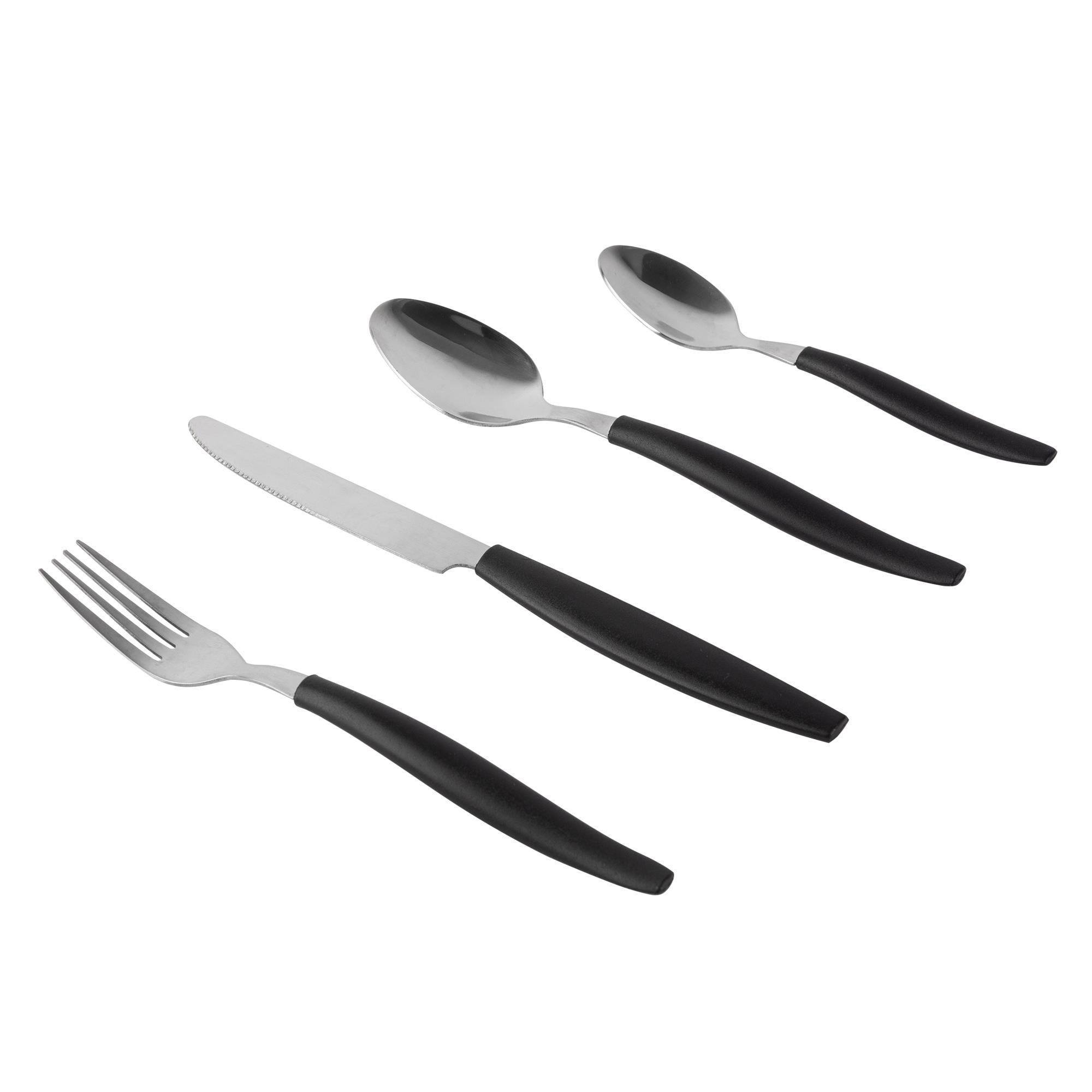 Un cuchillo, un tenedor y dos cucharas con mangos negros sobre fondo blanco.