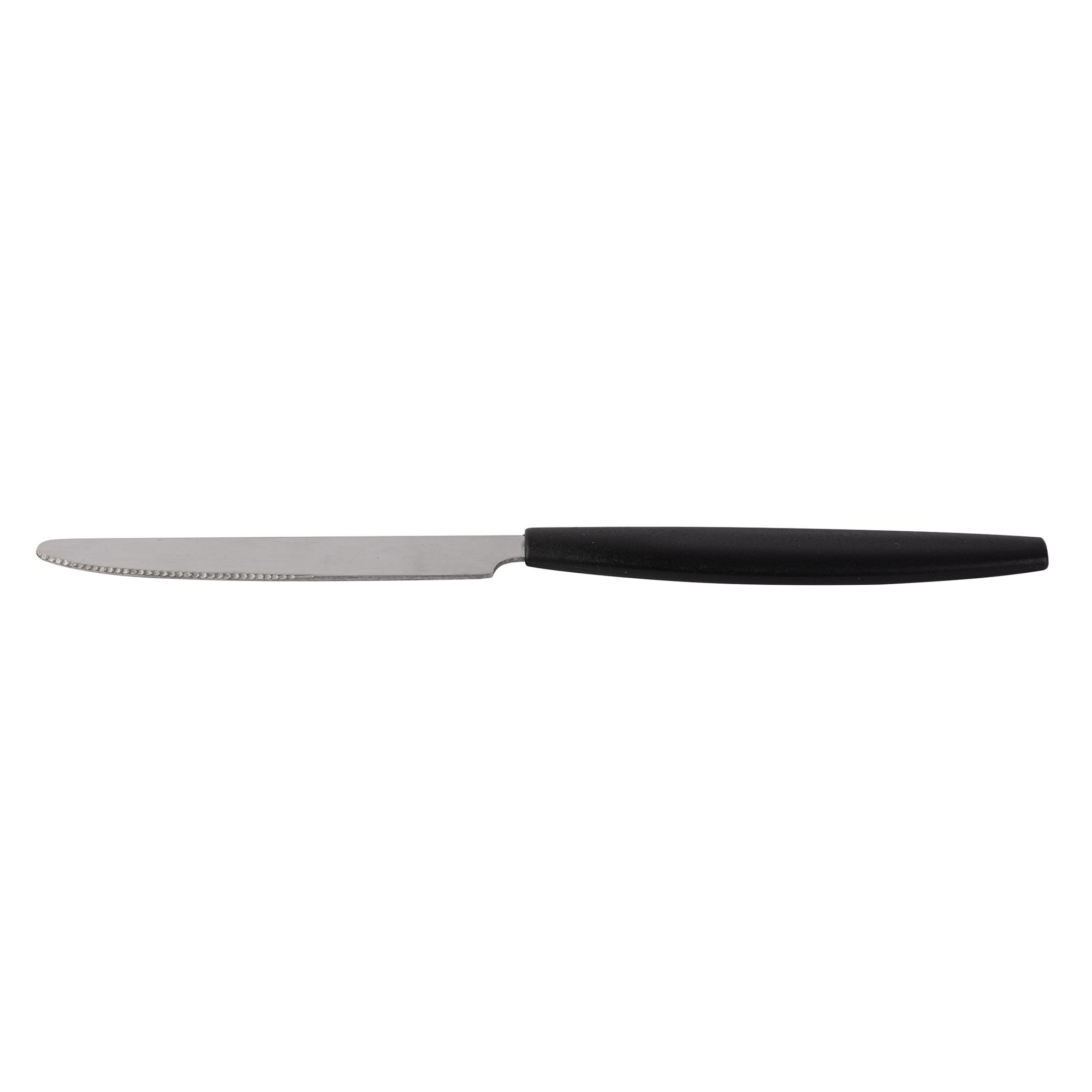 Un cuchillo plateado con mango negro y borde dentado.