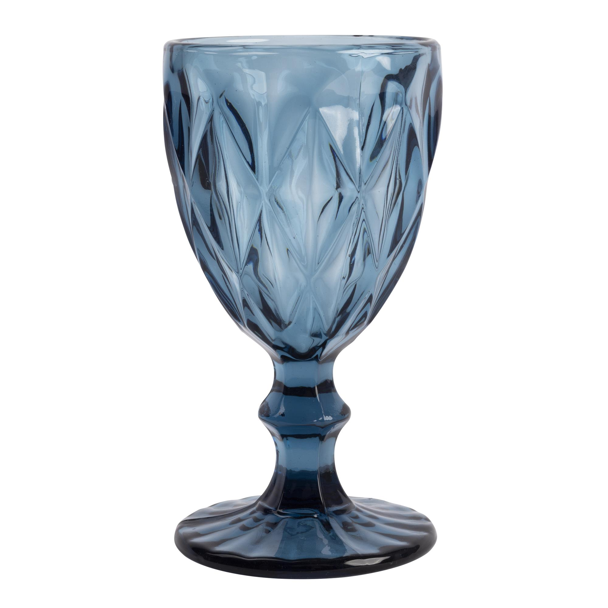 Una copa de cristal azul con un patrón de diamantes en el cáliz.