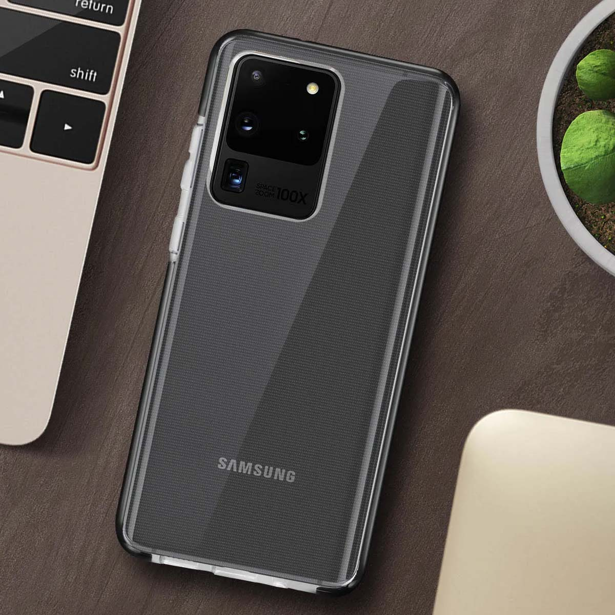 Una custodia trasparente per telefono con logo Samsung.