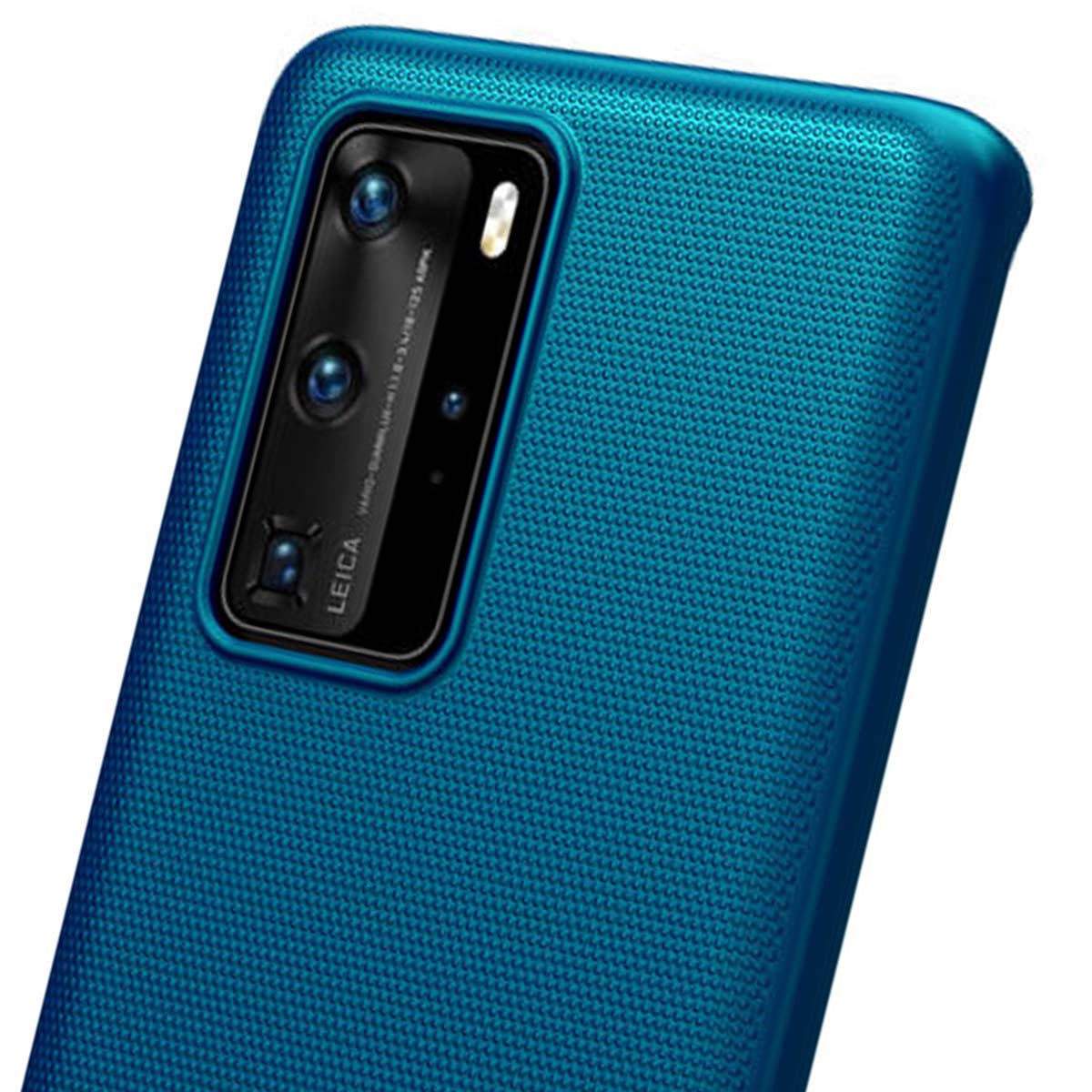 Primo piano del retro di un telefono blu con unità fotocamera e motivo testurizzato.