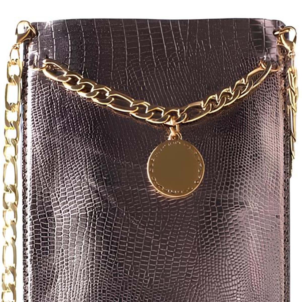 Eine dunkle, schuppige Tasche mit einer goldenen Kette und einem runden Anhänger.