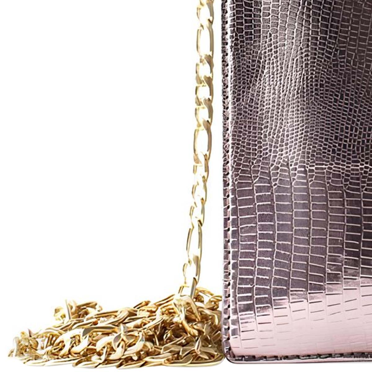 Eine goldene Kette hängt neben einer roségoldenen Tasche mit Schlangenhautmuster.