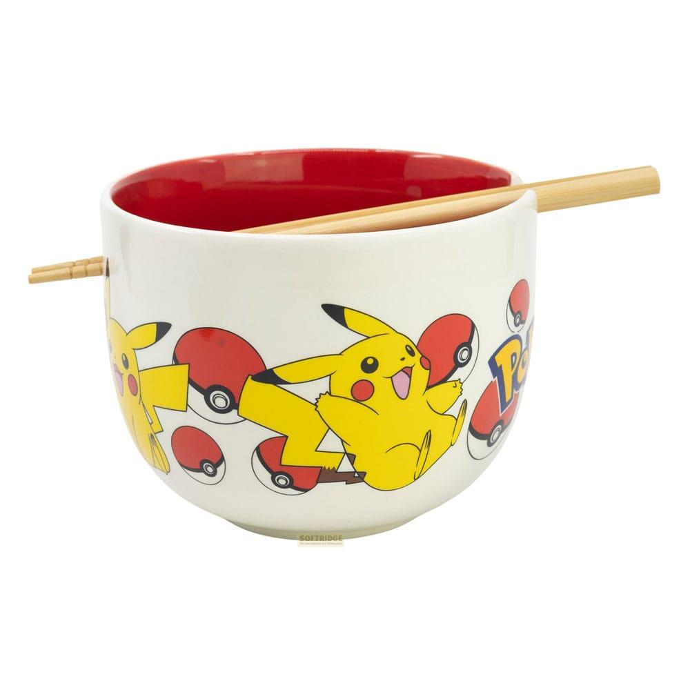 Weiße Schüssel mit Pikachu und Pokébällen, rote Innenseite, mit Stäbchen.