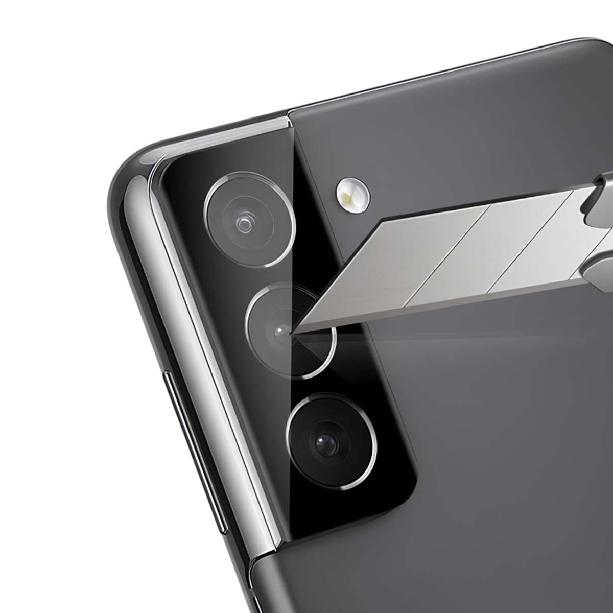 Un cutter s'approche de l'arrière d'un smartphone sombre avec trois caméras.