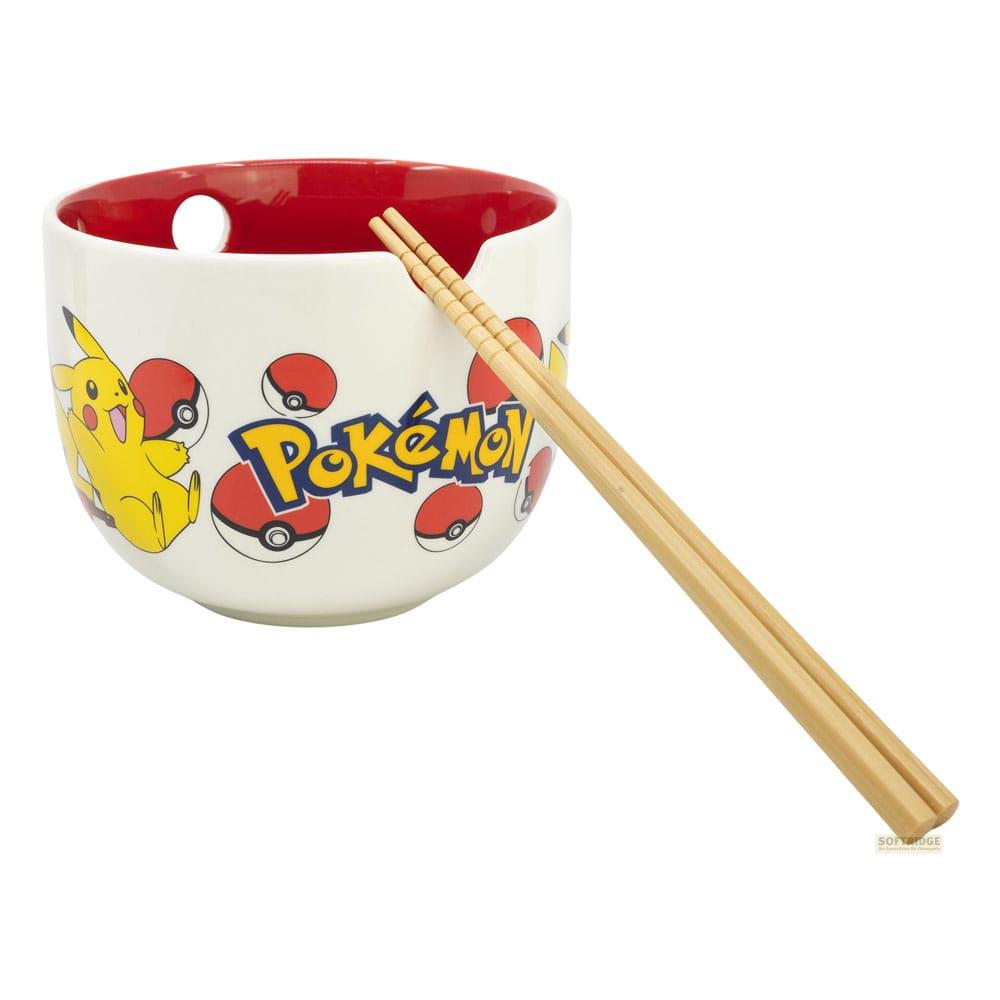 Weiße Schüssel mit Pikachu- und Pokeball-Designs, rotes Innere. Essstäbchen ruhen am Rand.