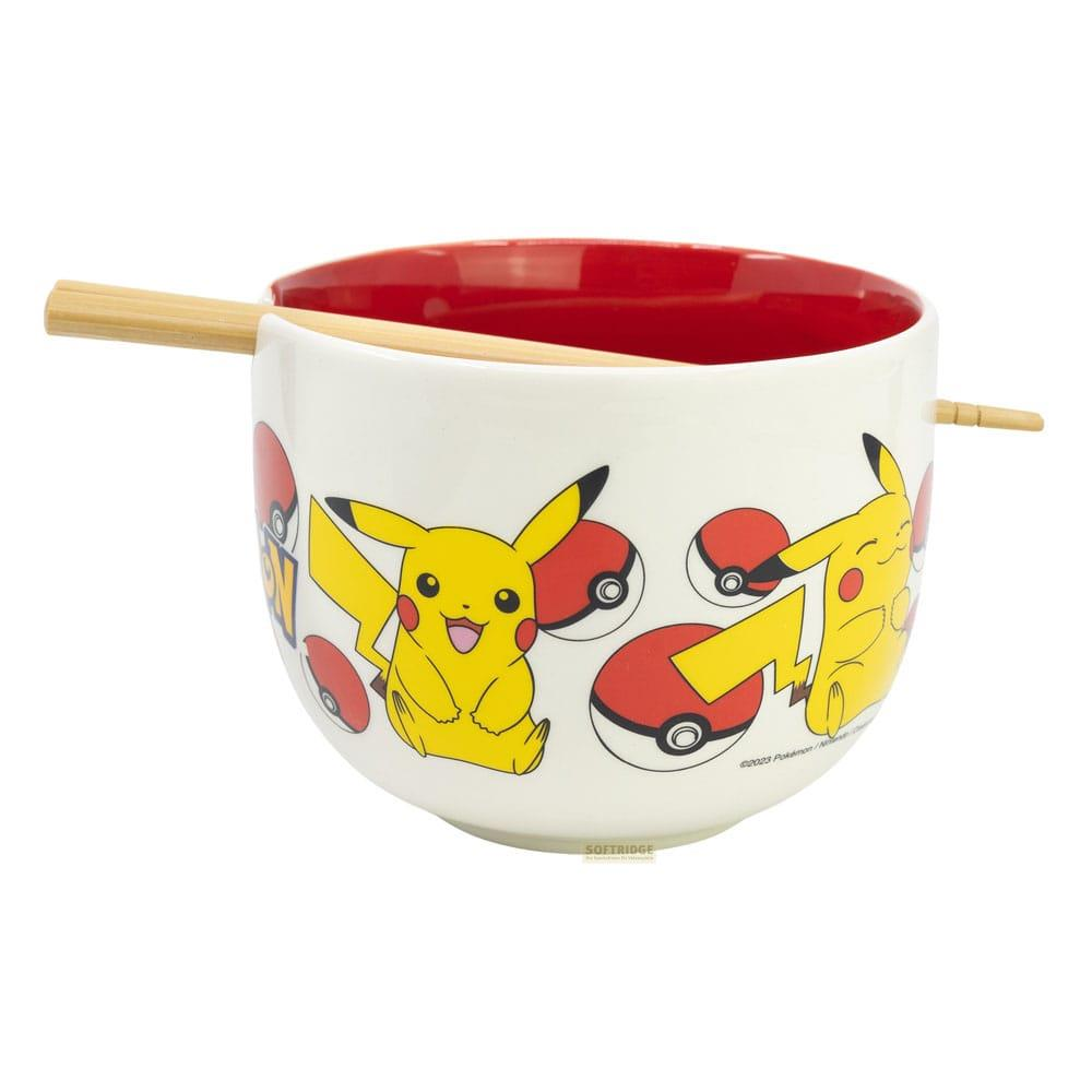 Weiße Schale mit Pikachu-Motiv und Pokébällen, rote Innenseite, Holzstäbchen.